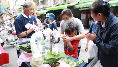 菜市場與佛相遇 嘉義北興街行動浴佛暖人心