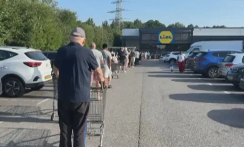 Air conditioning units sell out at Lidl store amid long queues | ITV News