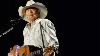 Alan Jackson's Final Performance of 'Chattahoochee': Watch