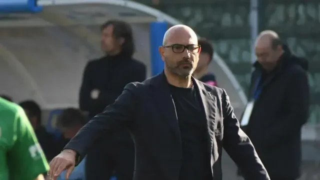 Allenatori serie B, smentita rescissione di Calabro con la Carrarese. Sfida a due per il Verona