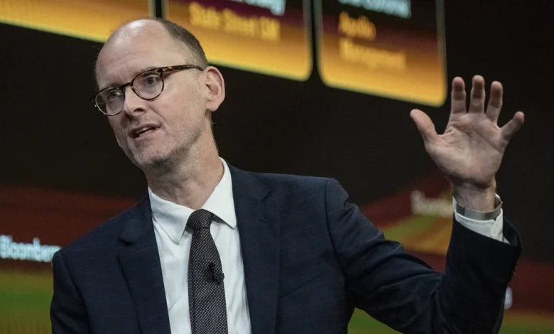 Apollo Chief Economist Says There's No Evidence AI Is Taking Human Jobs