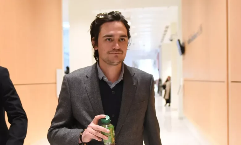 Après sa condamnation, Alain-Fabien Delon retrouve le sourire dans le plus bel hôtel de Deauville : sa compagne Laura et sa fille Romy ne sont jamais bien loin !