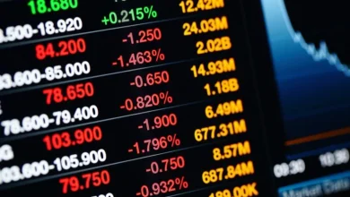 Bitcoin plunges to near $62,000 as the AI trade unwinds, HYPE falls 14%