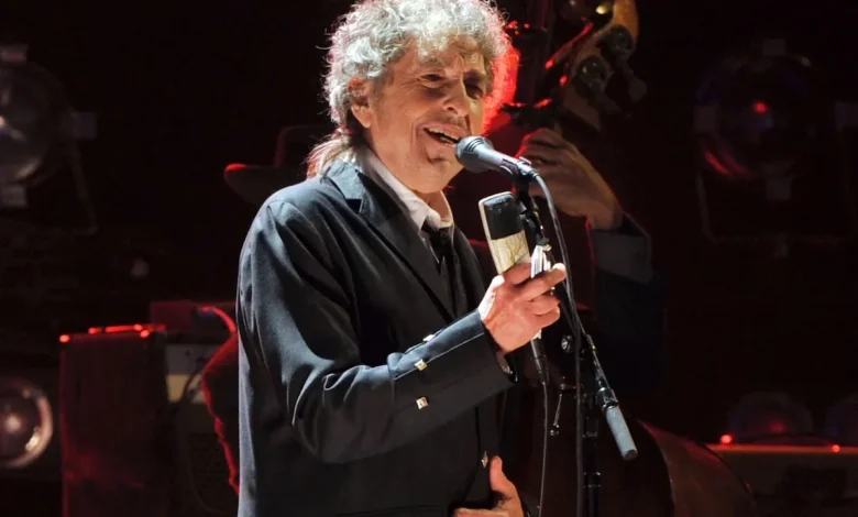 Bob Dylan Mysteriously Splits With Two Tour Guitarists