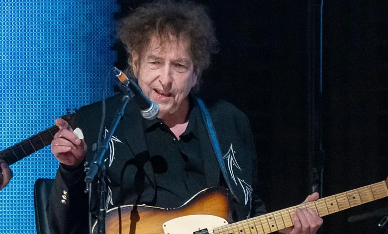 Bob Dylan’s Former Guitarist Addresses His Recent Exit