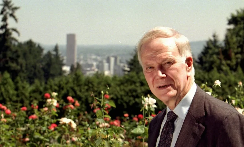 Bob Packwood, longtime Oregon Senator marred by scandal, dies at 93