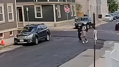 Boston lemonade stand robbed at gunpoint; robbers flee and remain at large