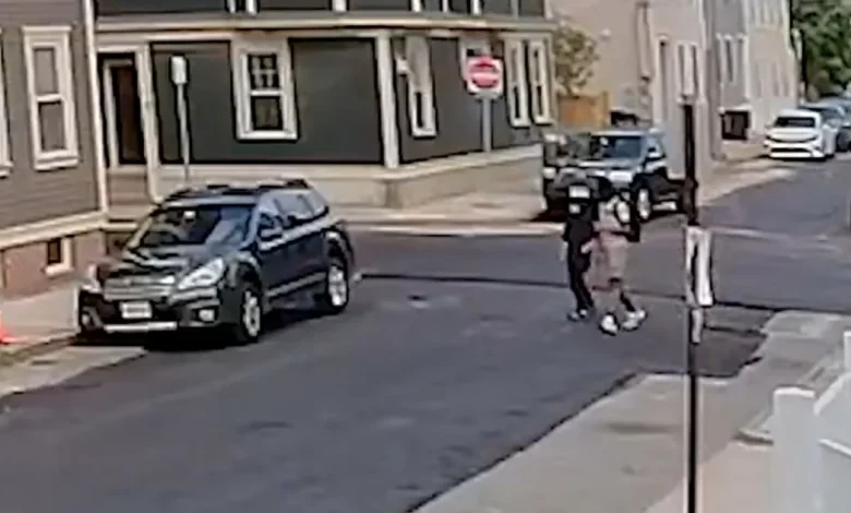 Boston lemonade stand robbed at gunpoint; robbers flee and remain at large