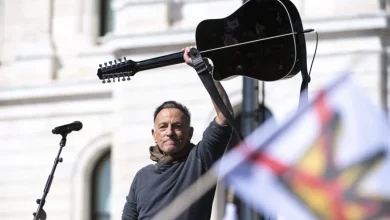 Bruce Springsteen Apologizes to Bono, Sings With Patti Smith