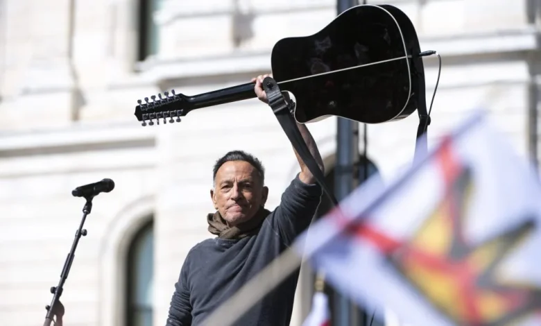 Bruce Springsteen Apologizes to Bono, Sings With Patti Smith