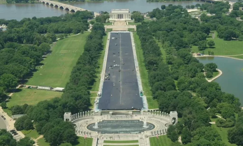 Checking in on the Reflecting Pool Painting and UFC Stage Construction at the White House