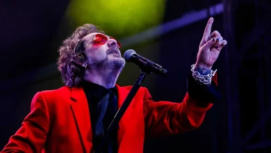 Chris Robinson scolds chanting crowd at Black Crowes concert