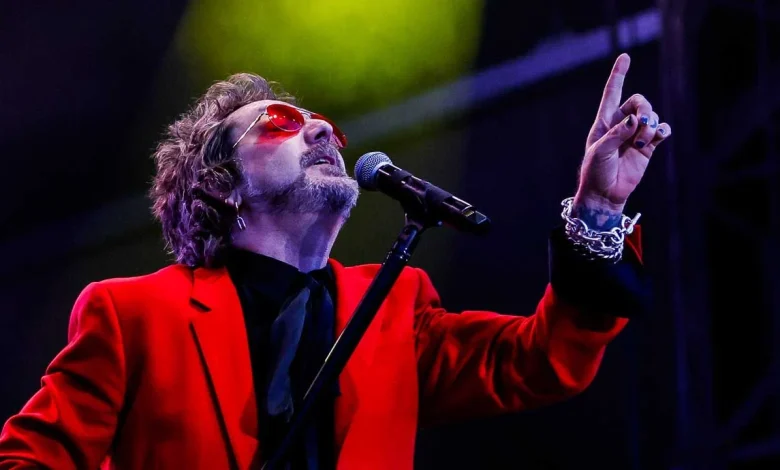 Chris Robinson scolds chanting crowd at Black Crowes concert