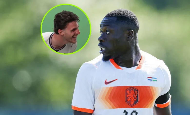 Declan Rice barst plots in lachen uit over Brian Brobbey: 'Dit kun je niet uitzenden!'