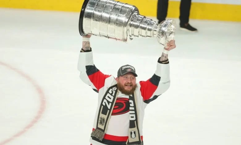 Deslauriers signs 2-year contract with Hurricanes at Stanley Cup parade