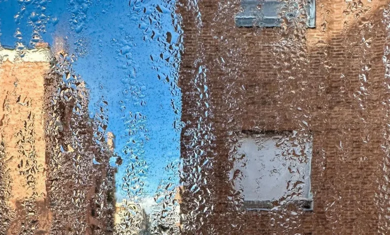 El tiempo da una tregua en San Pedro: nubes, amago de lluvia y calor antes de ver a París de Noia