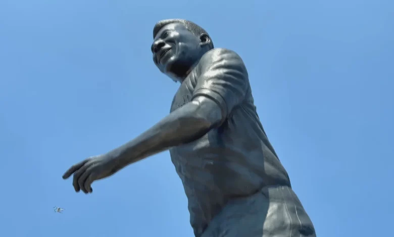 Estátua gigante de Pelé é instalada em cidade do México que receberá jogos da Copa do Mundo de 2026