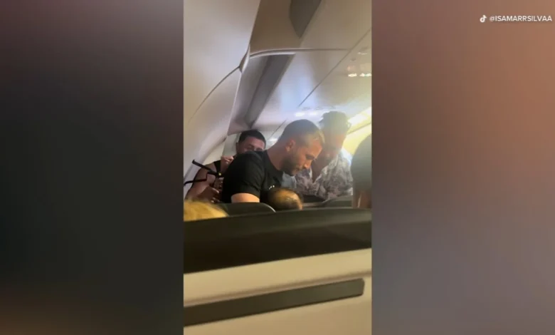Frontier Airlines Chicago flight diversion: Chicagoan restrains man who allegedly tried to breach cockpit on Frontier flight 3345