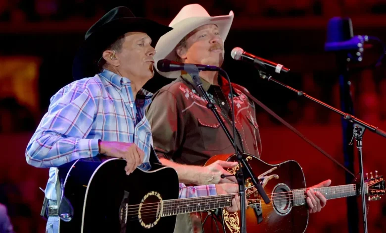 George Strait sings with Alan Jackson at Nashville farewell concert