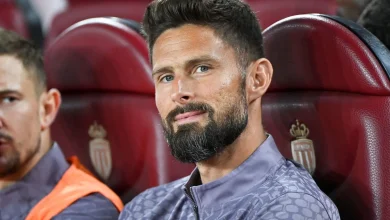 Giroud makes history once more
