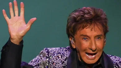 “I looked at my band, and they were all looking at the floor, so that was the first hint that something was not right": Barry Manilow says that he doesn’t “sound like me” after cancer surgery