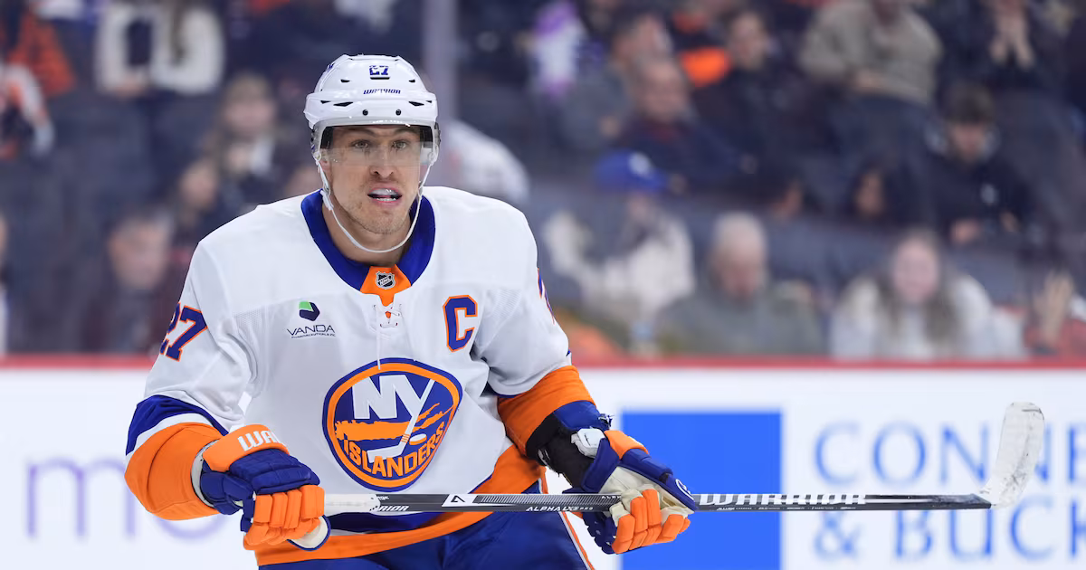 Islanders, pending UFA captain Lee are far apart in contract talks