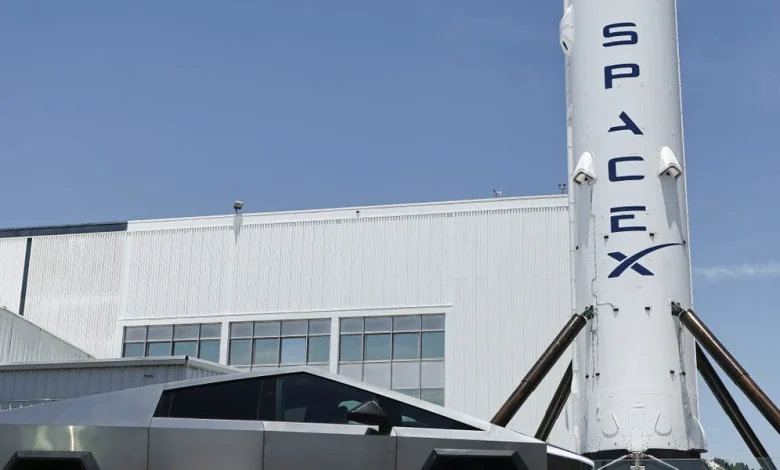 Jamie Dimon Rolls Out Red Carpet for Elon Musk Ahead of SpaceX's IPO