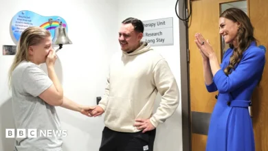 Kate hugs mum ringing 'end of cancer treatment' bell at hospital