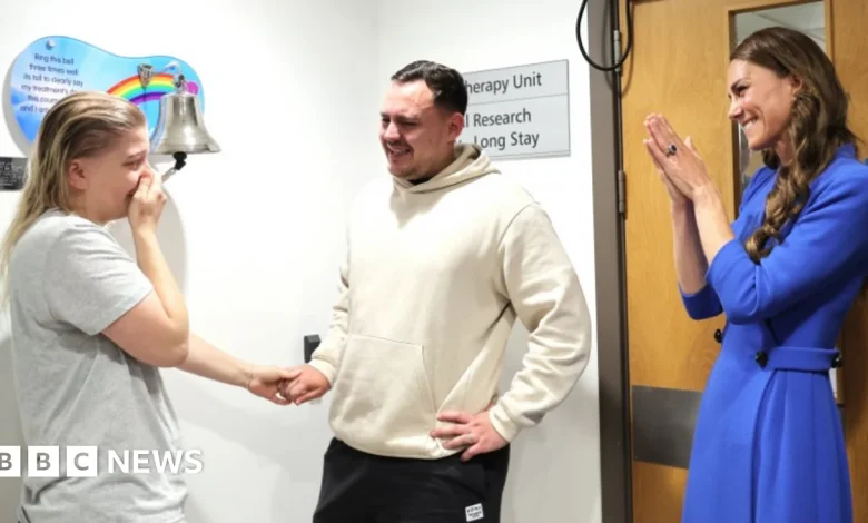 Kate hugs mum ringing 'end of cancer treatment' bell at hospital