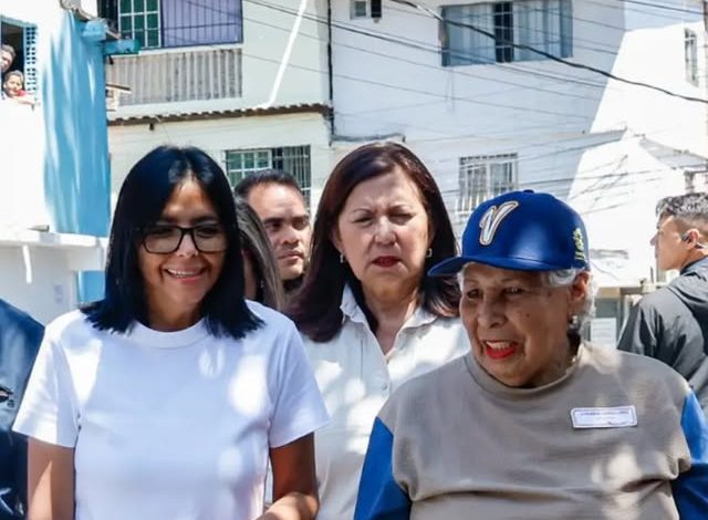 La presidenta (E) de la República Bolivariana de Venezuela, Delcy Rodríguez, lideró este sábado un importante despliegue social en la calle Vargas, del sector Brisas del Ávila, con el objetivo de brindar atención integral y protección directa a las comunidad