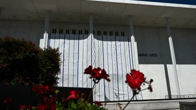 Le Kennedy Center bâché depuis le retrait du nom de Trump sur sa façade