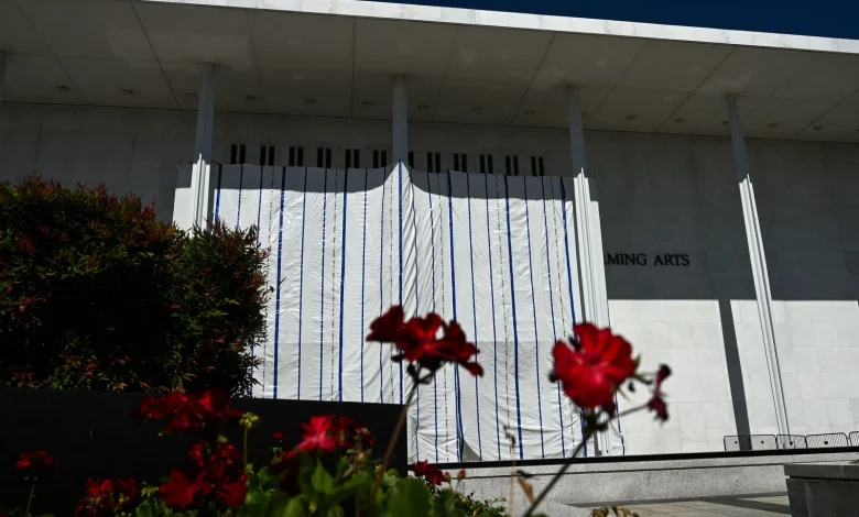 Le Kennedy Center bâché depuis le retrait du nom de Trump sur sa façade