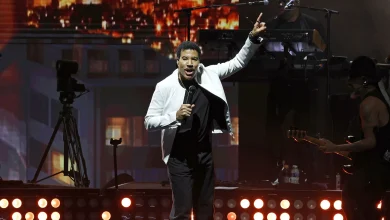 Lionel Richie Abruptly Ends Show After Falling Ill