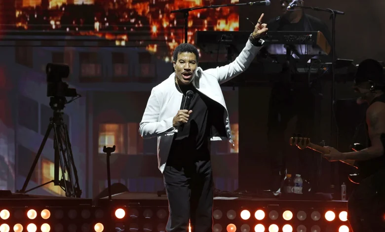 Lionel Richie Abruptly Ends Show After Falling Ill