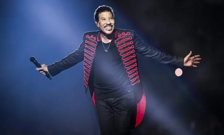 Lionel Richie Falls Ill On Stage; Cuts Short First Night Of New Tour