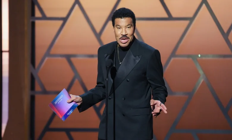 Lionel Richie postpones concert on Friday, June 26 at United Center in Chicago following health scare at Earth, Wind & Fire show