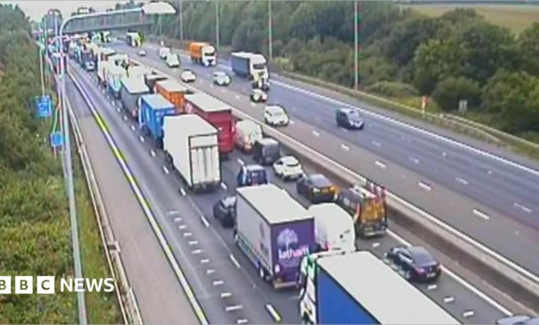 M25 anti-clockwise closures in Essex due to two lorry fires