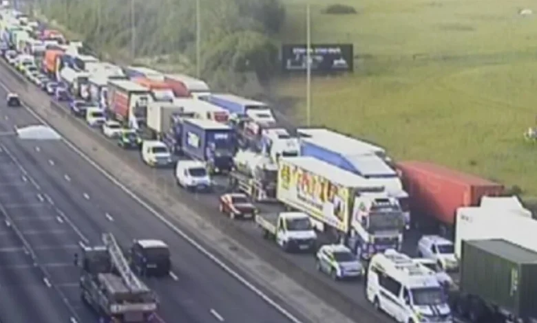 M25 traffic LIVE: Huge delays after major motorway closed with 'no reopening time'