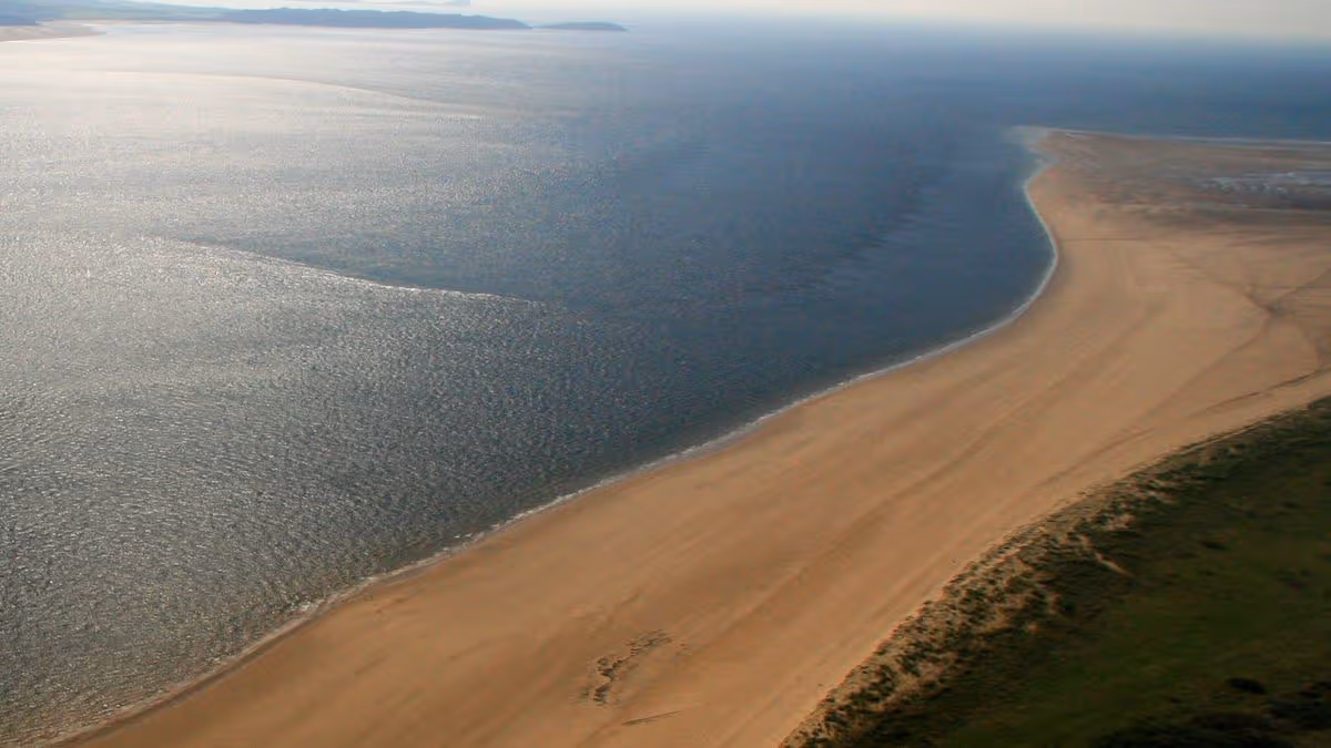 Major search off Welsh beach enters second day after reports of two people in distress