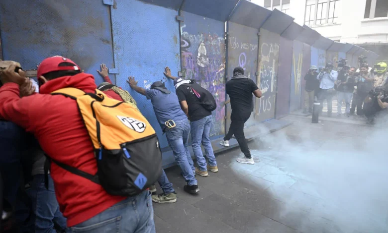México: protestas de maestros y de familiares de desaparecidos escalan la tensión a días del Mundial