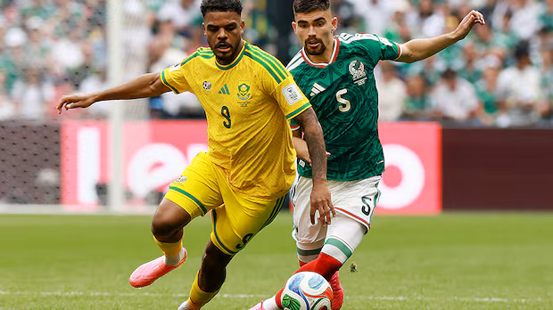 Mexico scores early, late in shutout win over South Africa in red card-filled World Cup opener