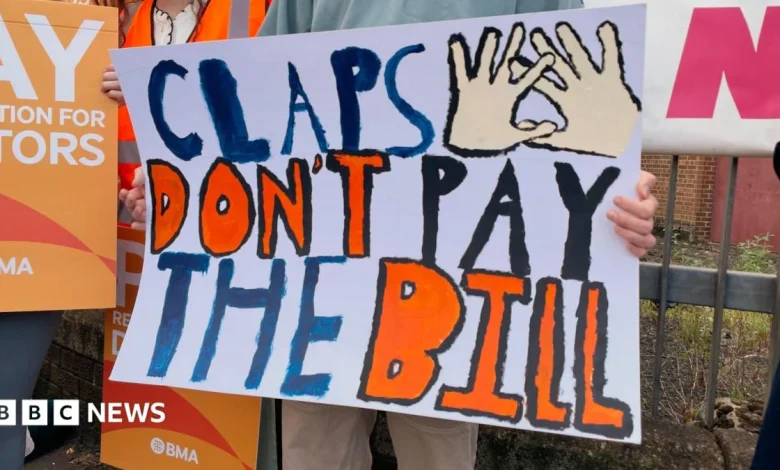 NI health: Specialist doctors to join strike in dispute over pay