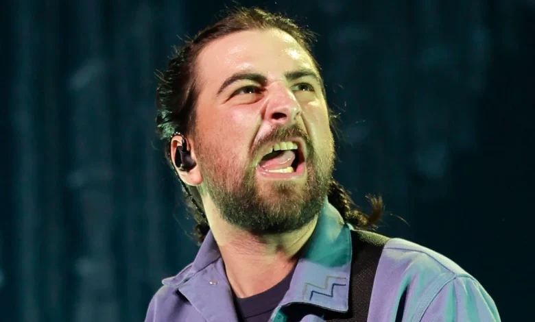 Noah Kahan begs fans to ‘go to the bathroom’ after audience incident: ‘Please dear God’
