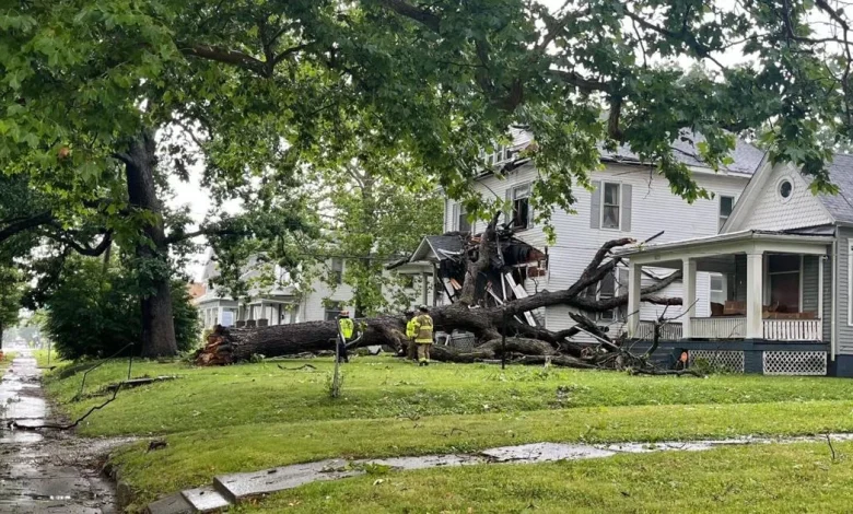 Severe weather knocks out power in central Illinois | Local News