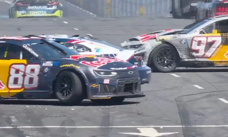 Shane van Gisbergen, Zilisch crash out in huge restart pileup at NASCAR San Diego