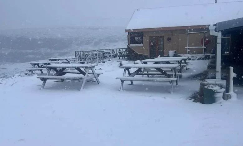 Snow blankets Sani Pass as authorities close border route