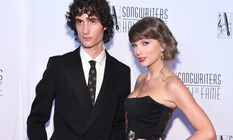 Sombr Covers Taylor Swift at Songwriters Hall of Fame Ceremony