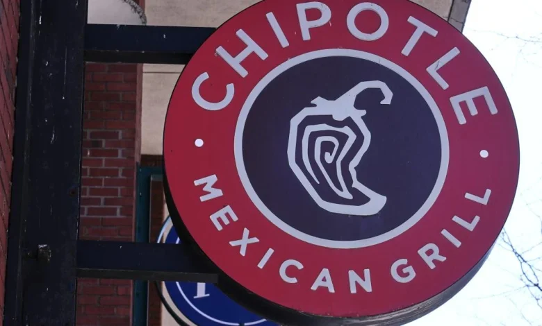 Teen hurled Chipotle bowl at worker in Santa Ana, police say