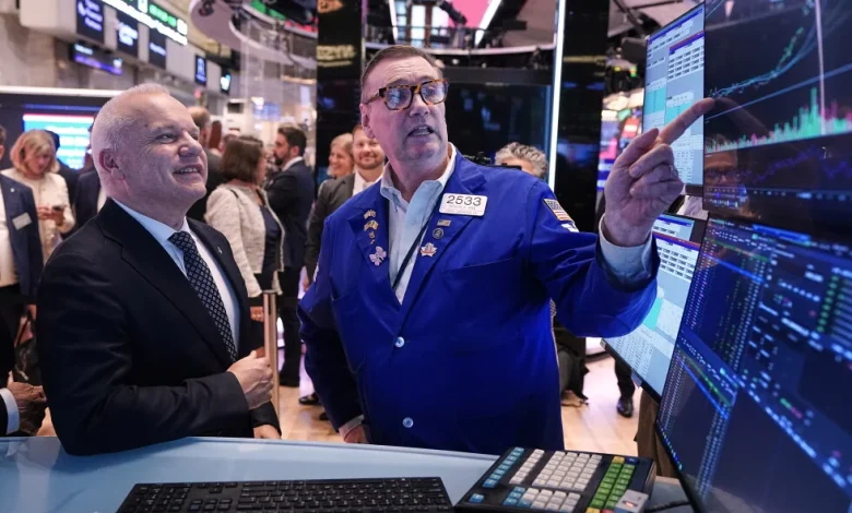 US stocks end mixed, weighed down by more losses for tech giants