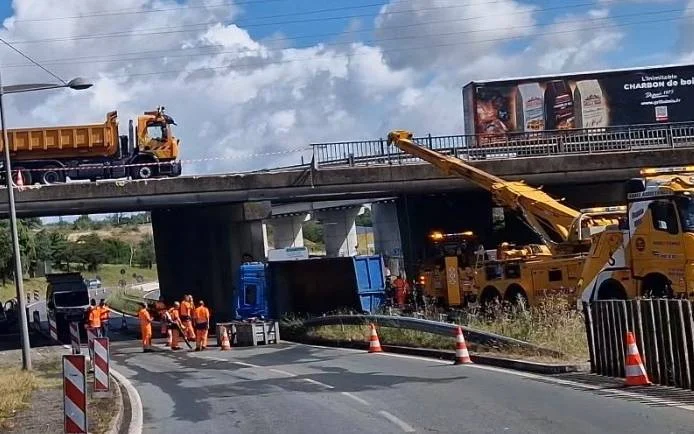 Un camion-benne chute de la N147, le conducteur hospitalisé au CHU